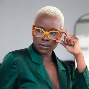 NEW A.J. Morgan Nobility Cat Eye Reading Glasses in Amber/Tort +2.00